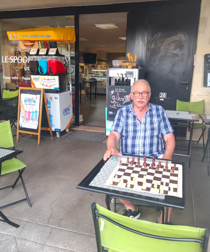 La terrasse du Spoon, le lieu accueillant les amateurs du jeu d'échecs en plein air
