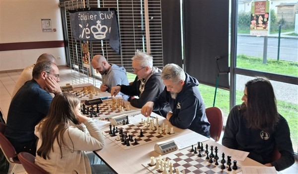 Des parties d'échecs caritatives dans la Salle Cabralès de Sadirac